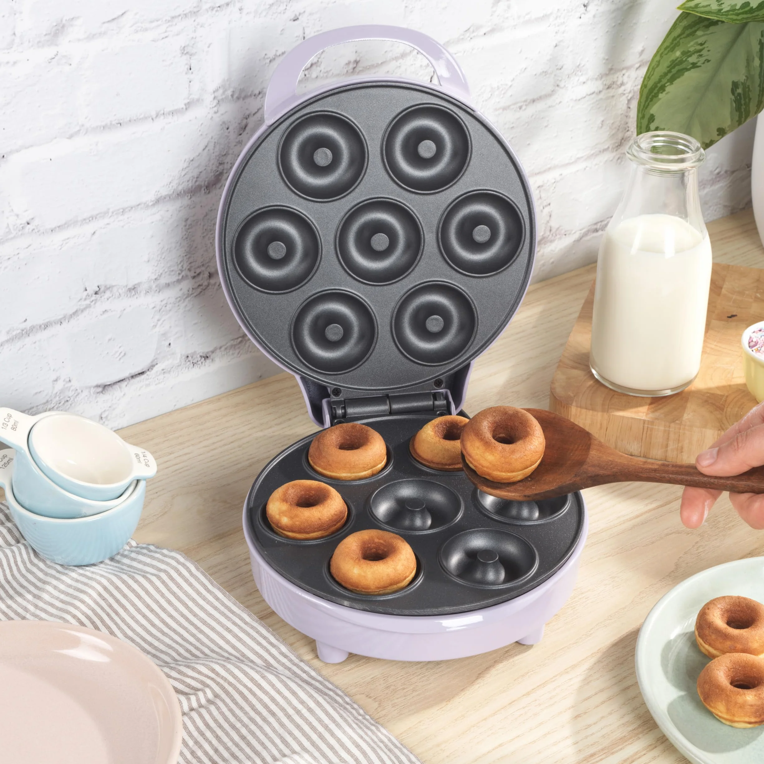 Giles & Posner Mini Doughnut Maker - Placas de cocina antiadherentes para 7 donuts, máquina de donuts fácil de limpiar, máquina de golosinas para niños, apagado automático, luces indicadoras, 1000W.