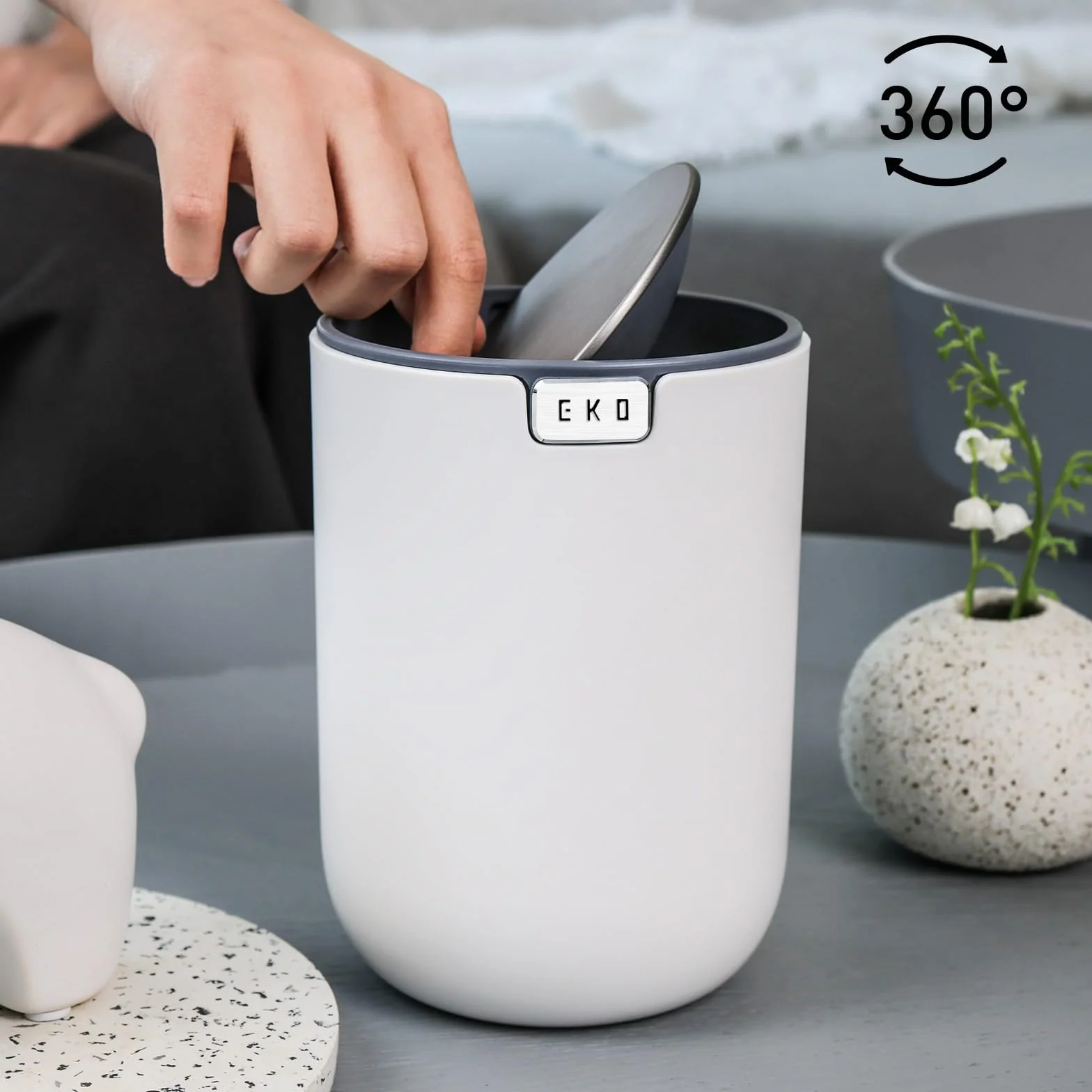 EKO - Minicubo de basura de escritorio con tapa abatible de 1,5 L y base pequeña y redonda para oficina, hogar, coche (blanco)