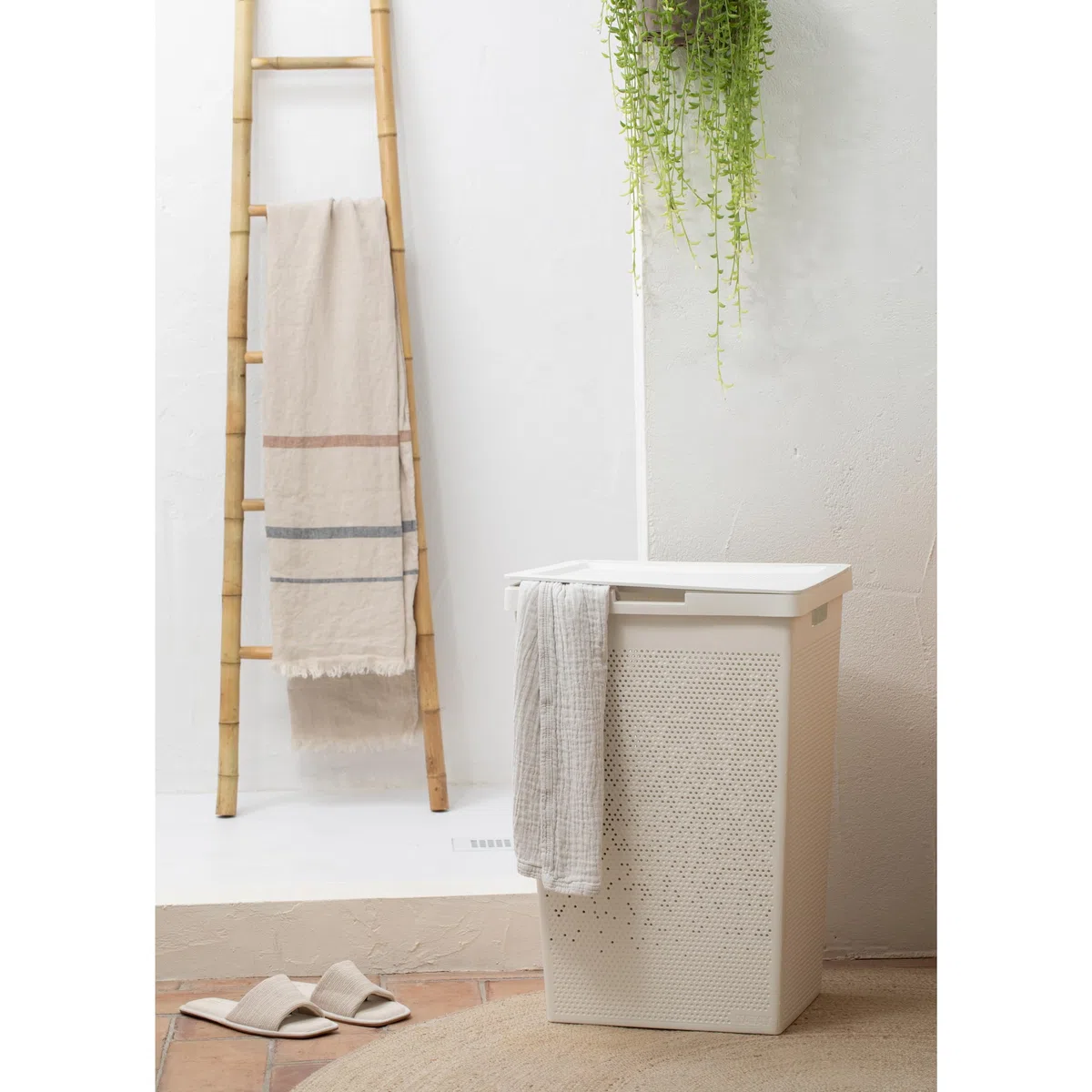 TATAY Cesta Ropa Sucia 60L Bohol | Diseño Minimalista | Tapa Abatible, Asas Laterales | Ventilación Óptima | Plástico 100% Reciclado Libre de BPA | 42,5x33,5x60 cm, Blanco
