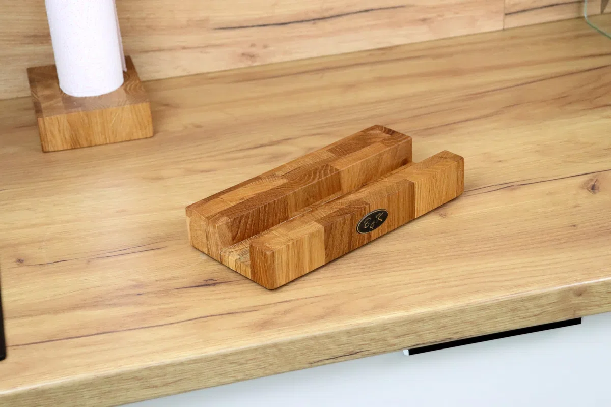 B4K Soporte para tabla de cortar de roble – Soporte estable para tablas de madera y bloque de cortar (4 cm de grosor) | Antideslizante y duradero | Diseñado para tablas de 4 cm de grosor