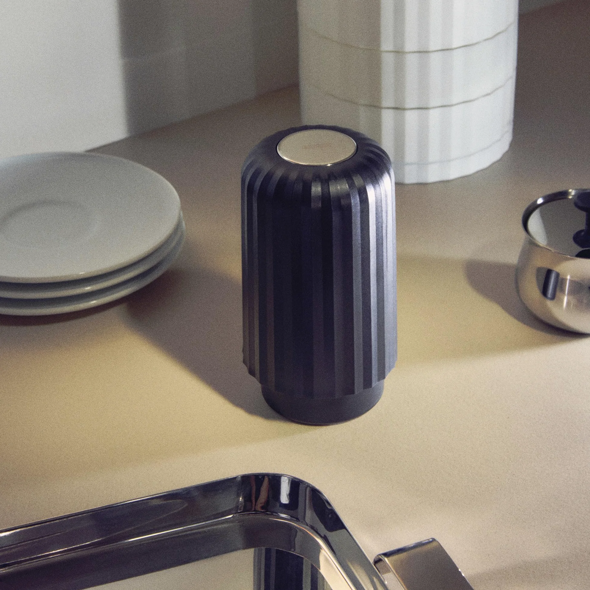 Alessi Plissé MDL20 B - Cápsulas Vacías para Cápsulas Compatibles con Máquinas Nespresso y Vertuo, en Resina Termoplástica, Diámetro 8.3 cm, Negro