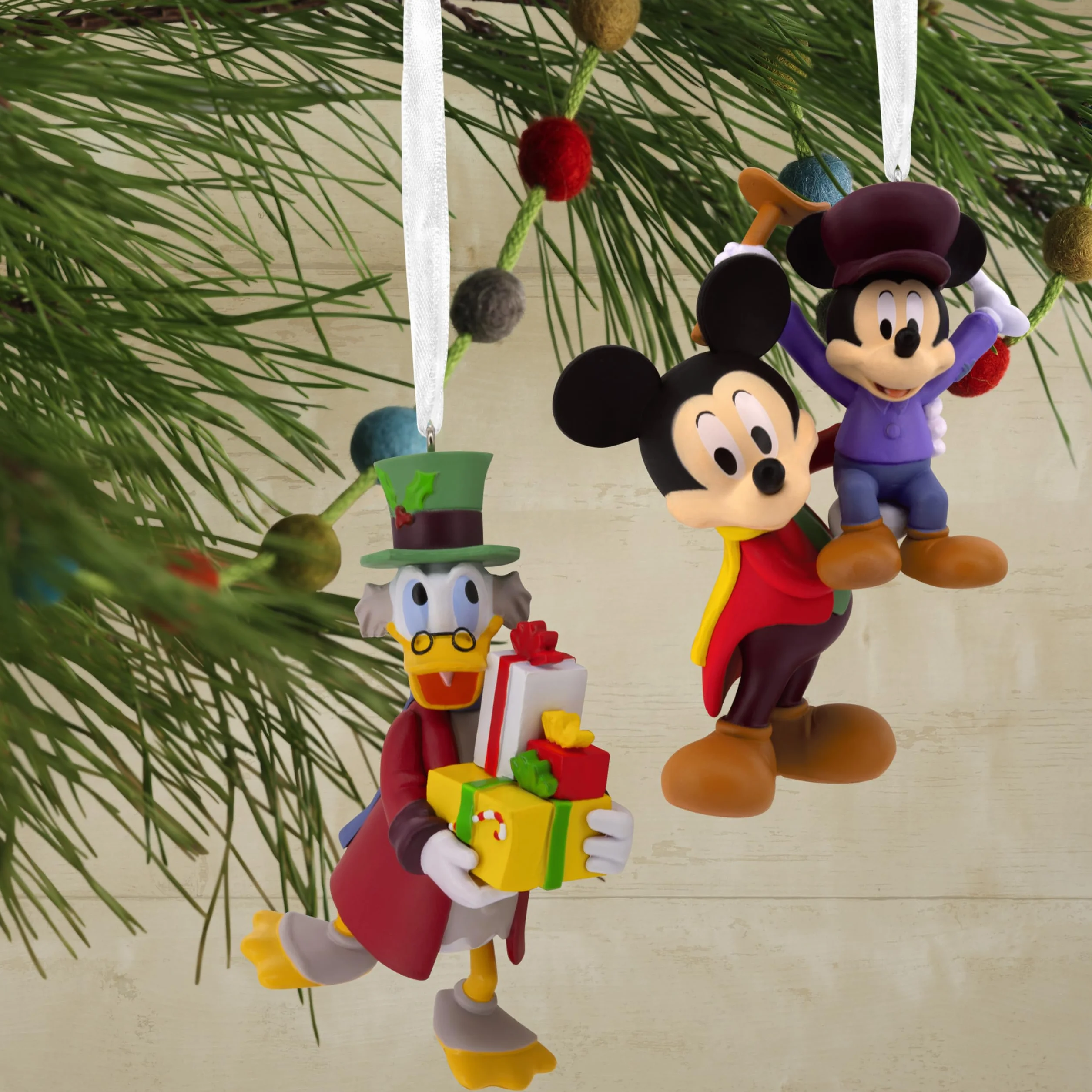 Hallmark Storied Moments, Adorno de Navidad Colgante El Cuento de Navidad de Mickey, Disney Mickey Mouse, Decoración de Árbol