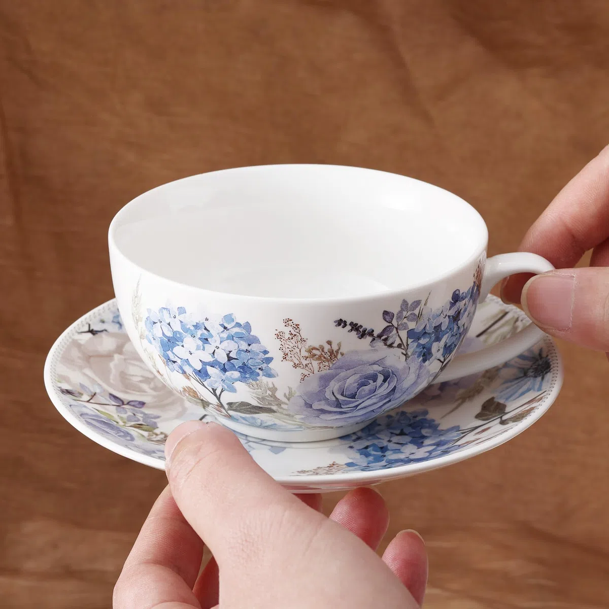 fanquare Juego de Té para Una Persona en Porcelana 400ml Diseño de Rosas y Hortensias Azules,Juego de Tetera con Taza de Café y Platillo para Té de la Tarde Desayuno y Regalo Hogar