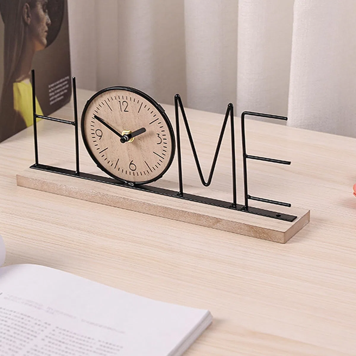 Haofy Reloj de Estante de Escritorio de Hierro y Madera, Reloj de Mesa con Letras Decorativas Modernas, Adorno para Sala de Estar, Comedor, Dormitorio y Oficina (Versión Inicio)