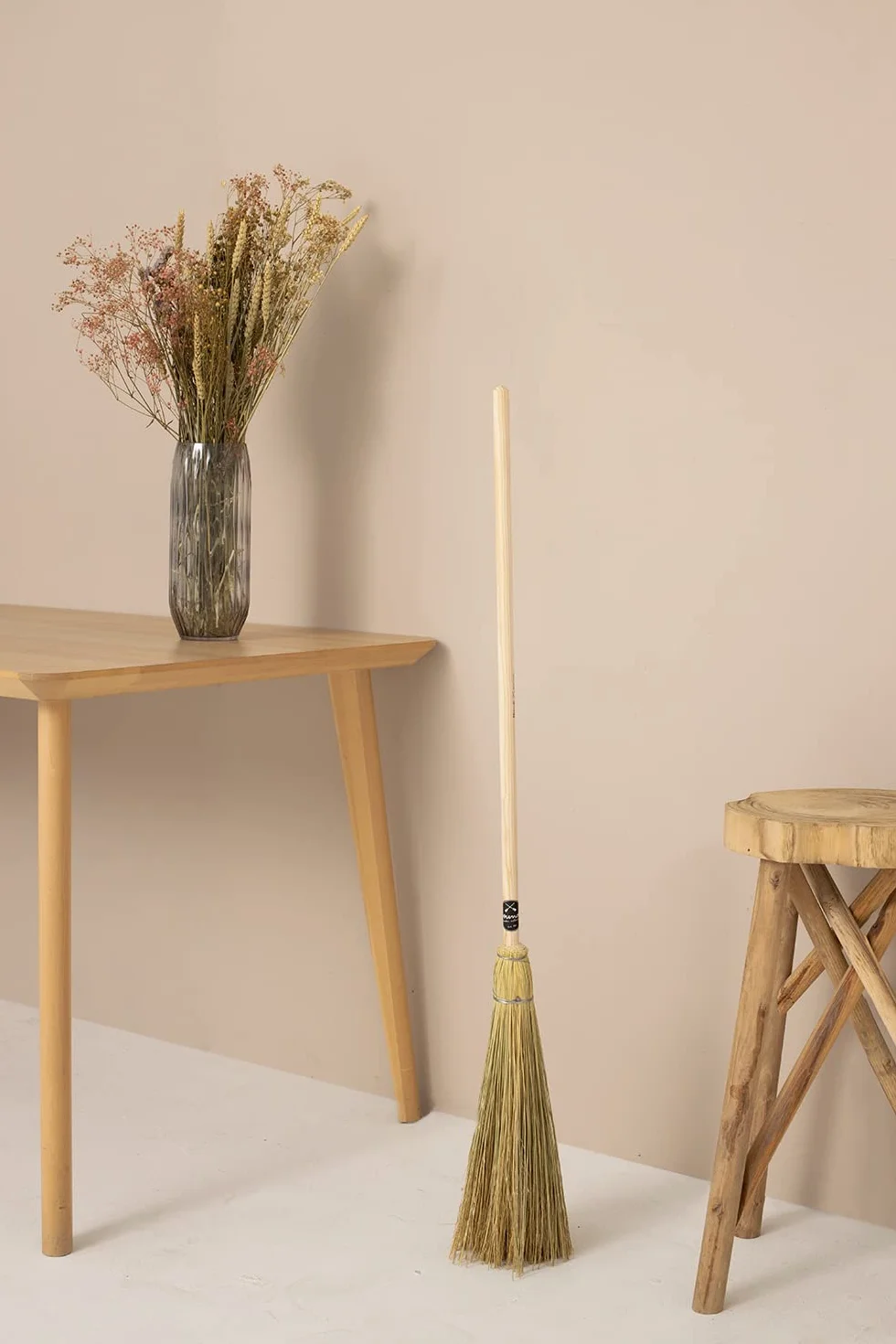 Mendi Escoba Estilo Fantasía 111 cm, Fabricada en España, Ideal para usos de Limpieza y para Disfraces, Eventos y ambientación mágica, Estilo rústico. Es una Escoba de Verdad.