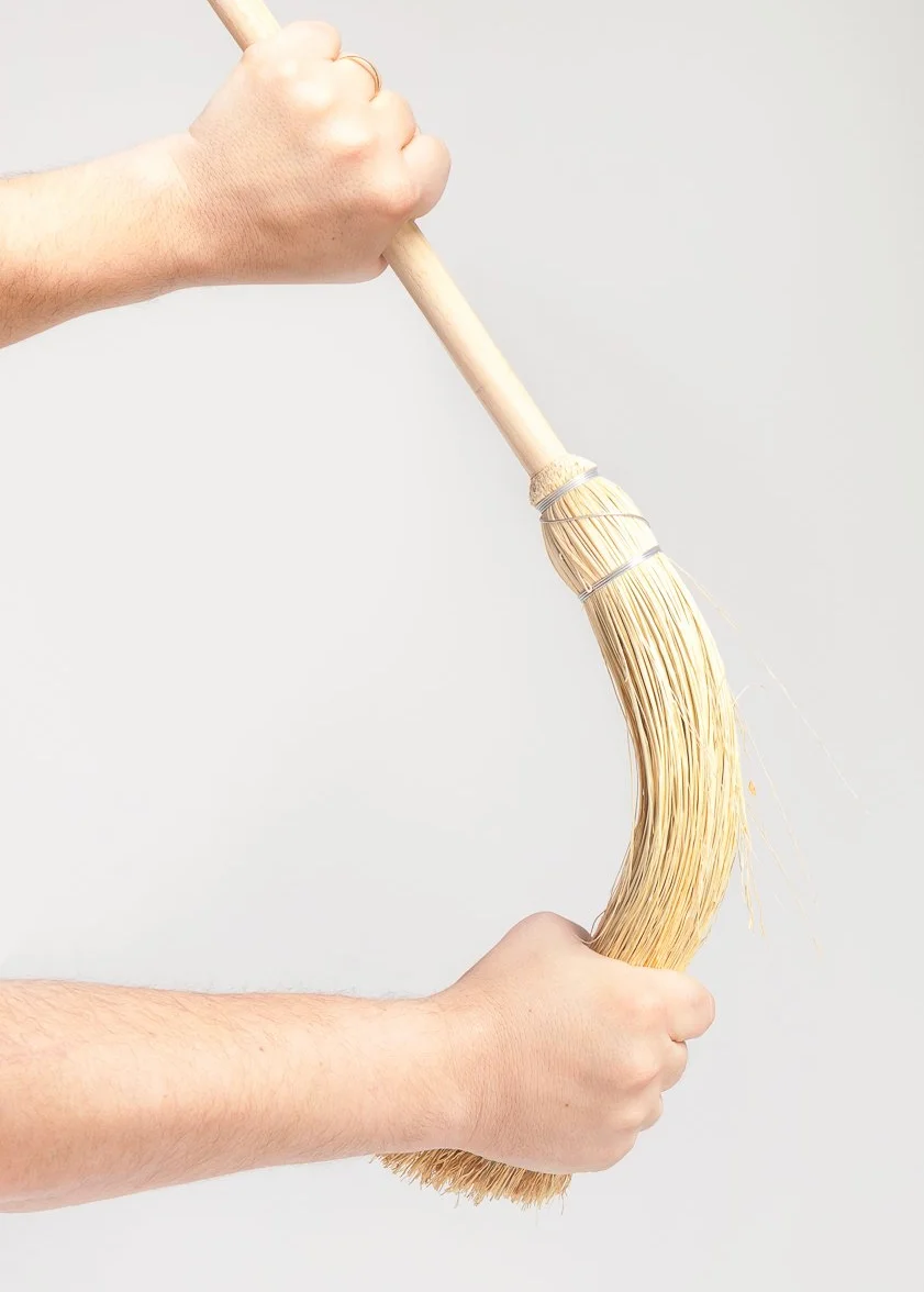 Mendi Escoba Estilo Fantasía 111 cm, Fabricada en España, Ideal para usos de Limpieza y para Disfraces, Eventos y ambientación mágica, Estilo rústico. Es una Escoba de Verdad.