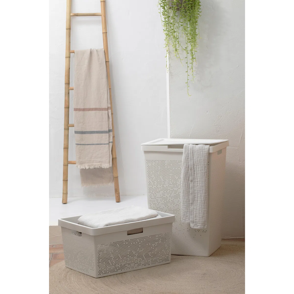 TATAY Cesta Ropa Sucia 60L Bohol | Diseño Minimalista | Tapa Abatible, Asas Laterales | Ventilación Óptima | Plástico 100% Reciclado Libre de BPA | 42,5x33,5x60 cm, Blanco