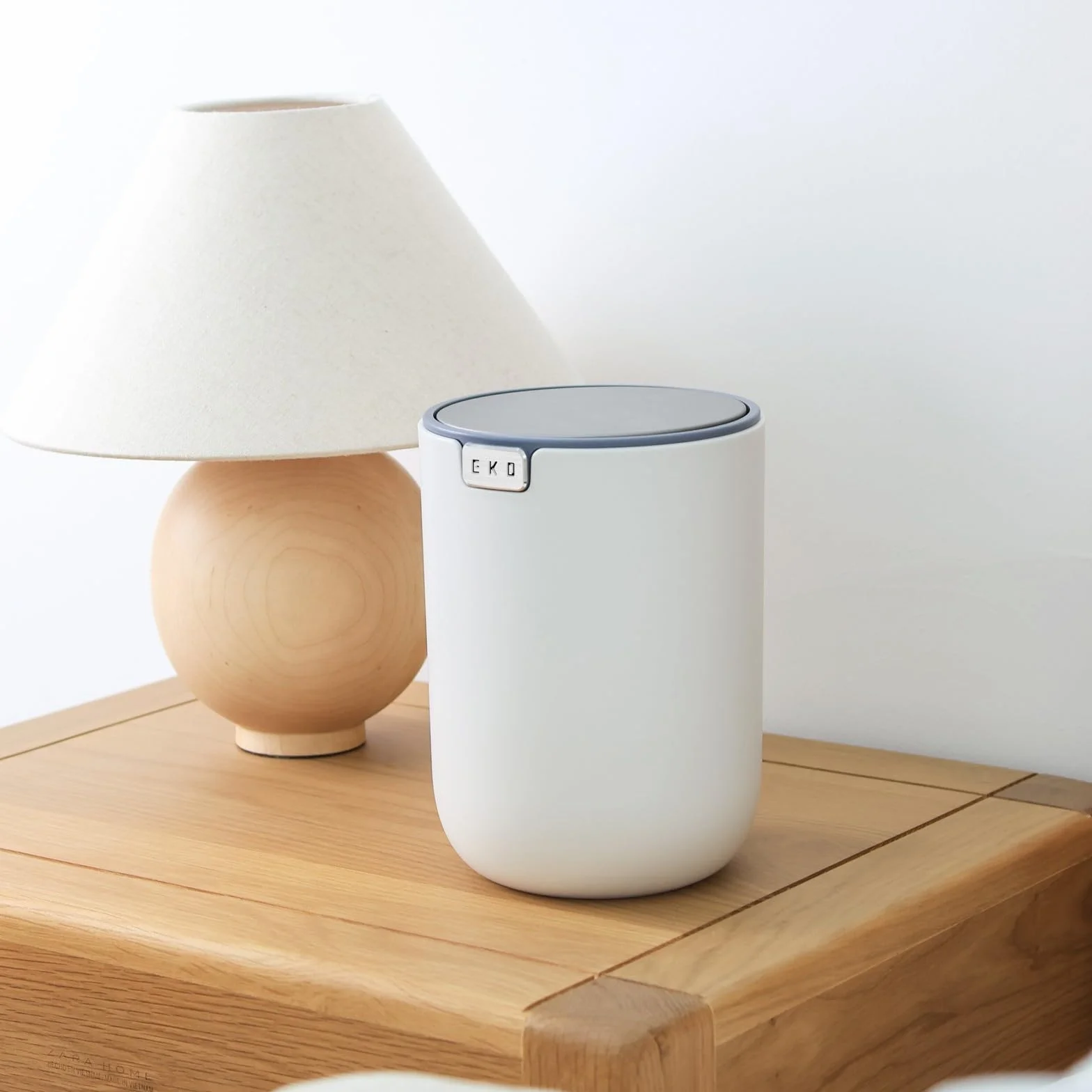 EKO - Minicubo de basura de escritorio con tapa abatible de 1,5 L y base pequeña y redonda para oficina, hogar, coche (blanco)
