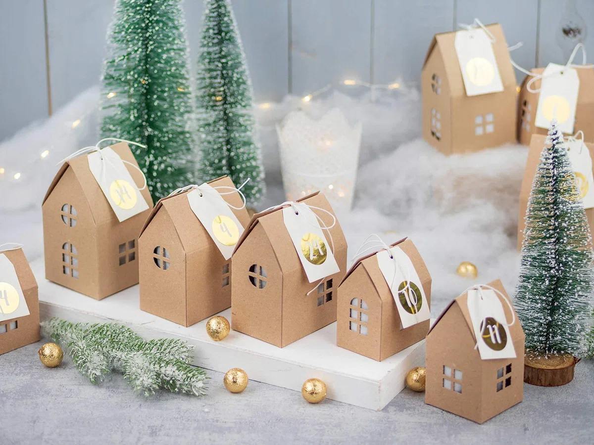 Papierdrachen Calendario de Adviento DIY para Hacer Manualidades y Rellenar - Juego de Casitas con Pegatinas de números Dorados - 24 Cajas de Color marrón Natural de cartón de 400g/m² - Reutilizable