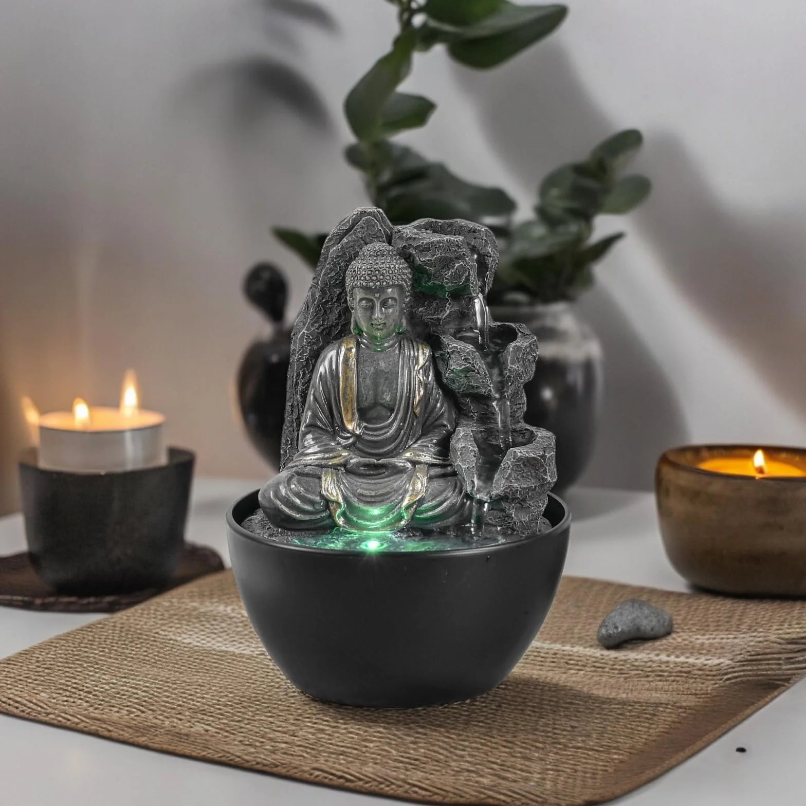 Fuente de Interior de Buda Relajante – Fuente Cascade – Decoración Zen Feng Shui – Idea de Regalo Elegante y útil – Fuente de Mesa con luz LED – 18 cm – Revata Zen'Light