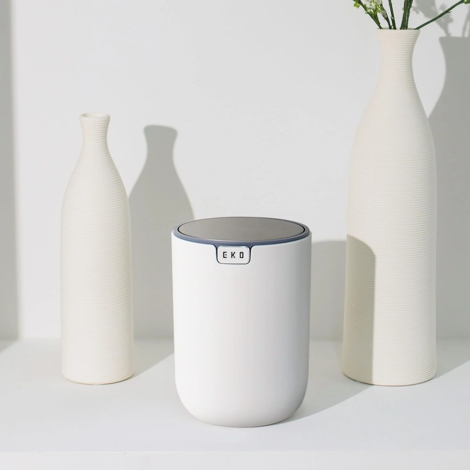 EKO - Minicubo de basura de escritorio con tapa abatible de 1,5 L y base pequeña y redonda para oficina, hogar, coche (blanco)