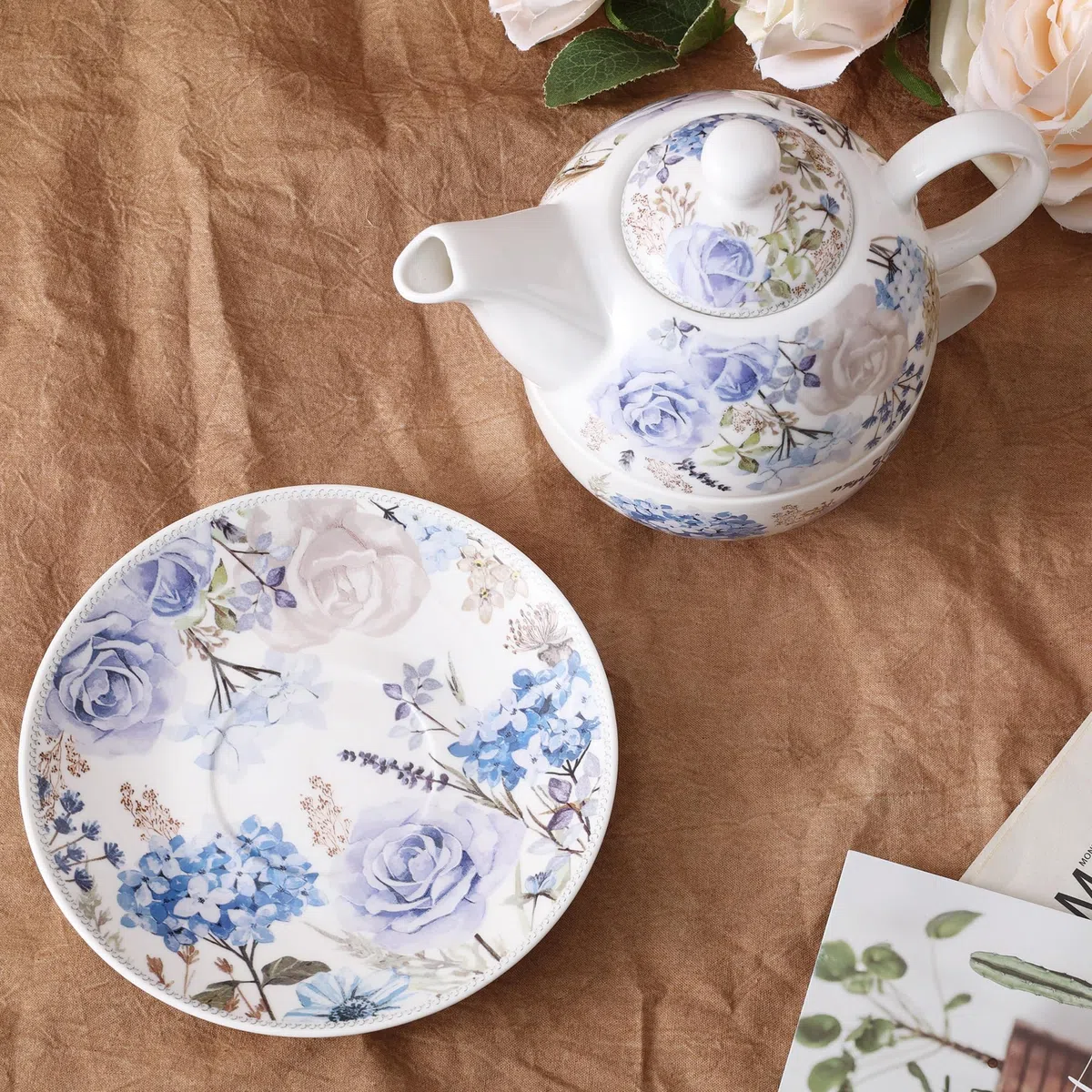 fanquare Juego de Té para Una Persona en Porcelana 400ml Diseño de Rosas y Hortensias Azules,Juego de Tetera con Taza de Café y Platillo para Té de la Tarde Desayuno y Regalo Hogar