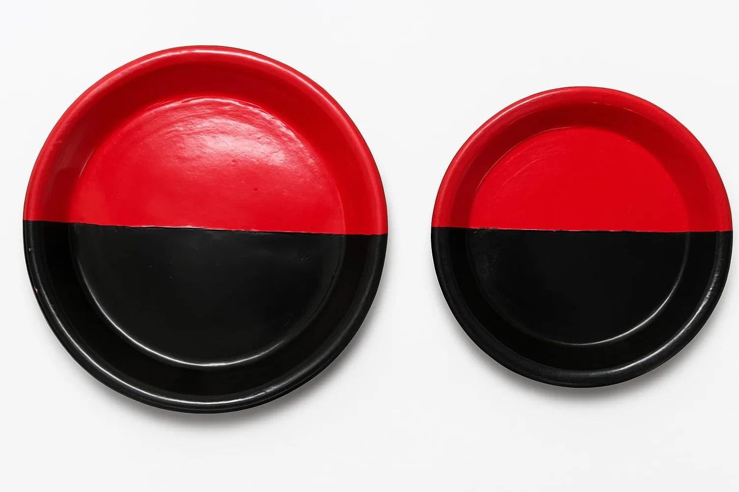 Plato de Barro para Elegua - Recipiente Ritual para Santería y Religión Yoruba - Plato de Ofrendas Tradicional Hecho a Mano (Rojo y Negro, 21CM)