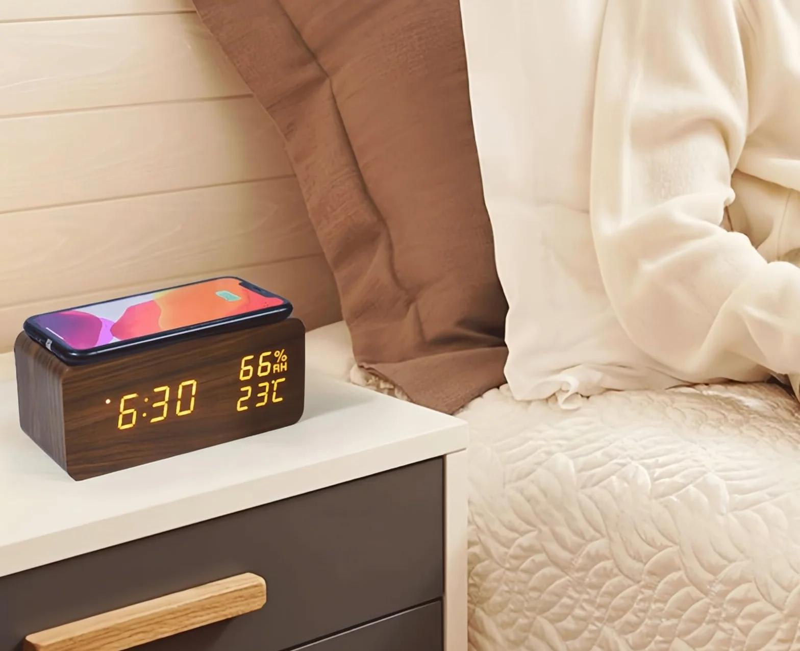 Reloj Despertador Digital con Carga Inalámbrica LED Pantalla de Temperatura y Humedad 3 Alarmas Brillo Ajustable Control de Sonido para Dormitorio Casa Oficina (Marrón)